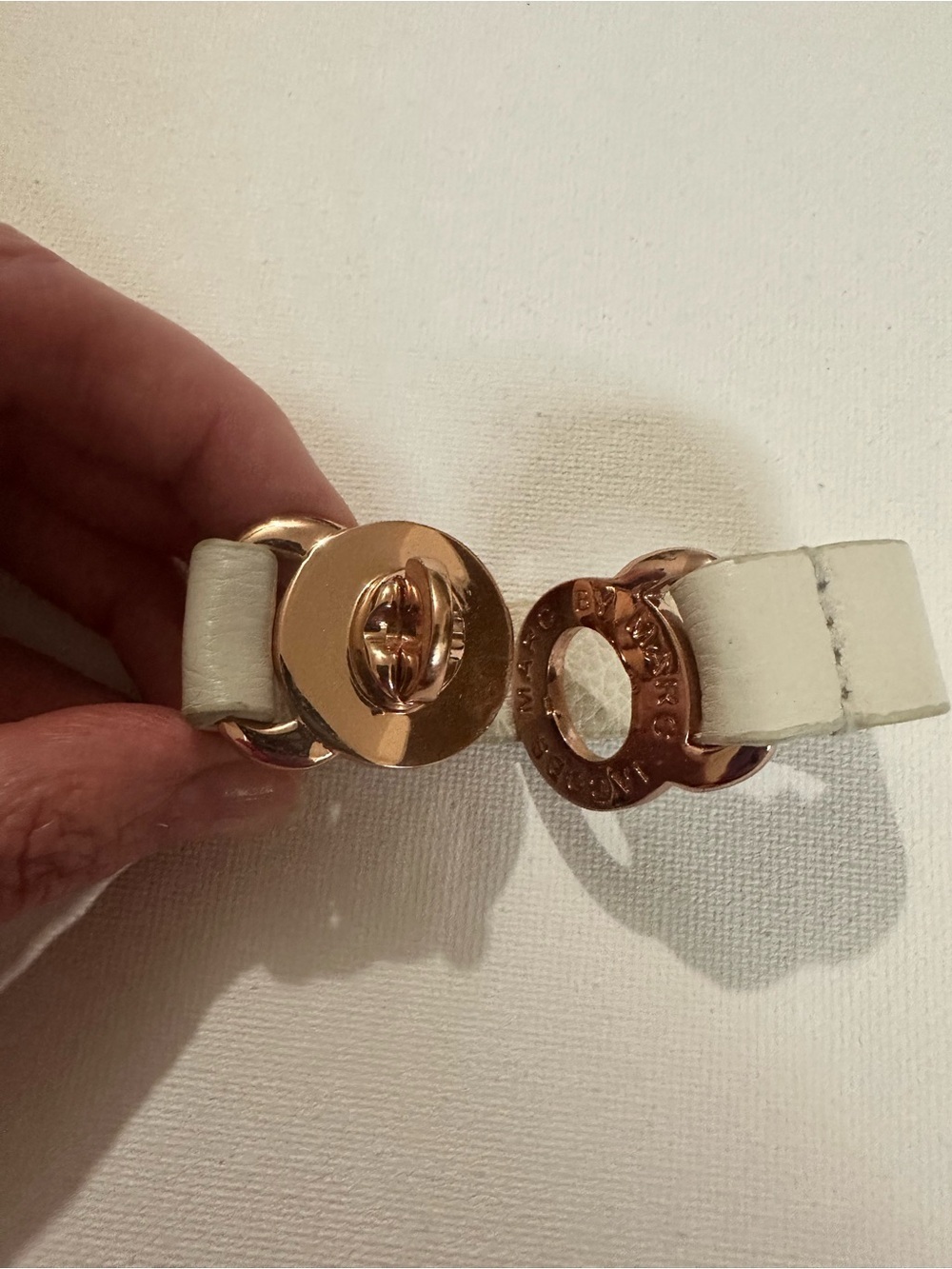 Marc Jacobs Cream White Leather Rose Gold Tined Logo Clasp Turnlock Bracelet - Picture 7 of 13